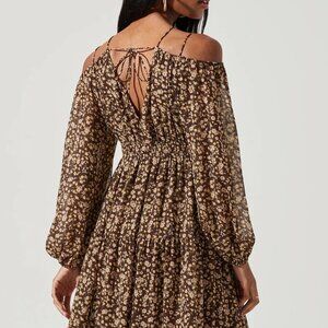 ASTR The Label Ciri Floral Cold Shoulder Long Sleeve Dress — M